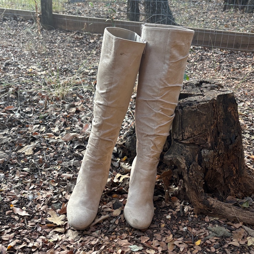 Rialto Faux Suede Elegant Cream Knee-High Women's Boots. Sz5M